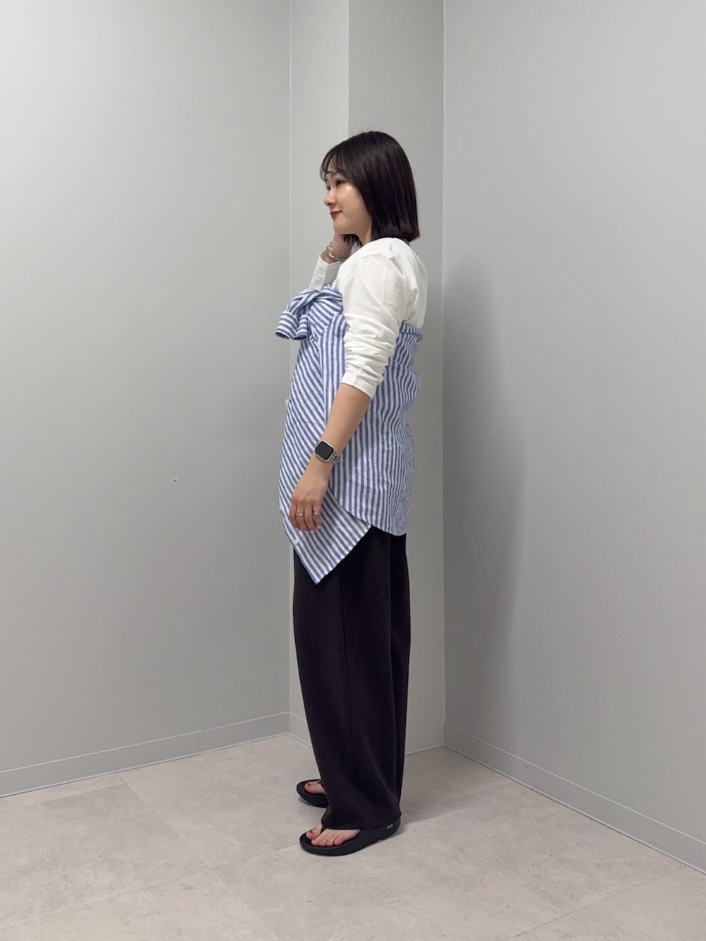 ホワイト系のTシャツ/カットソー、その他のシャツ/ブラウス、ブラウン系のその他パンツを着用したレディースの春コーディネートの6枚目の写真