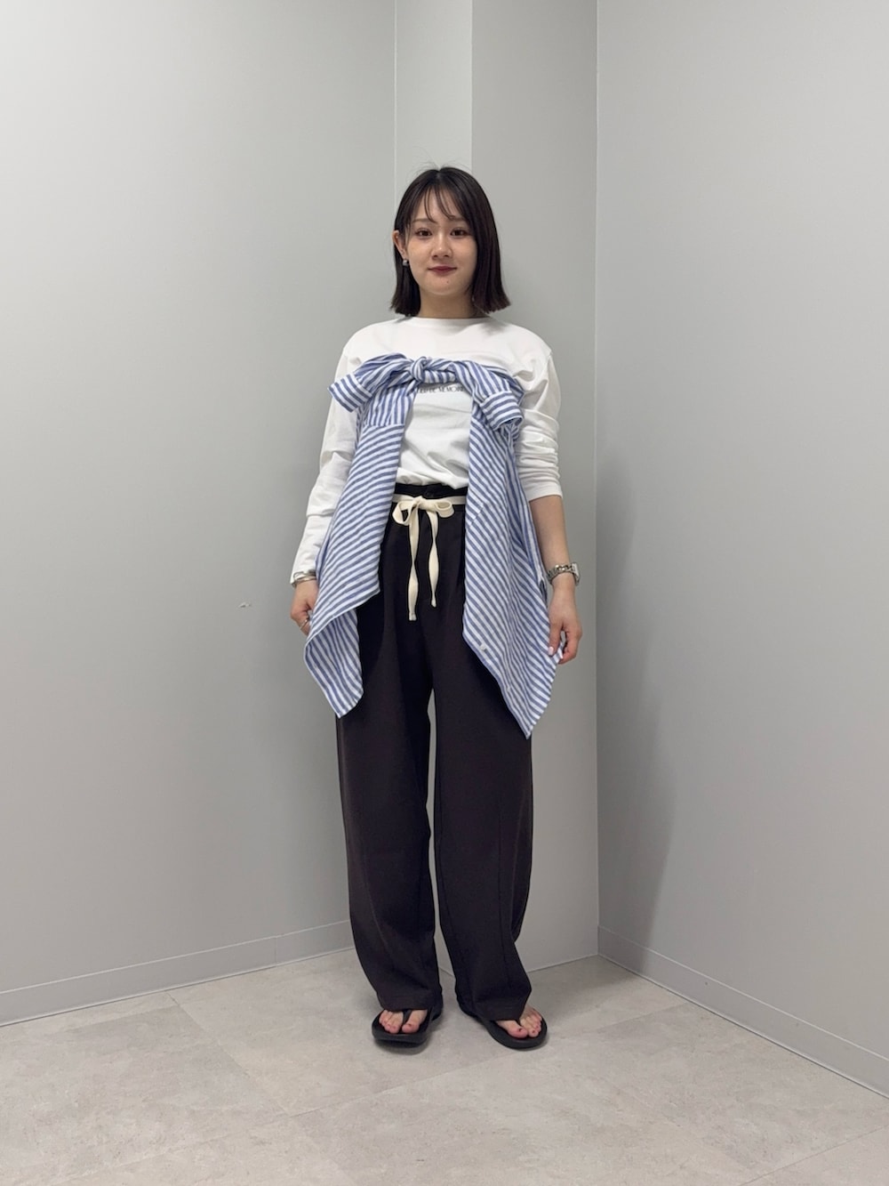 ホワイト系のTシャツ/カットソー、その他のシャツ/ブラウス、ブラウン系のその他パンツを着用したレディースの春コーディネートの5枚目の写真