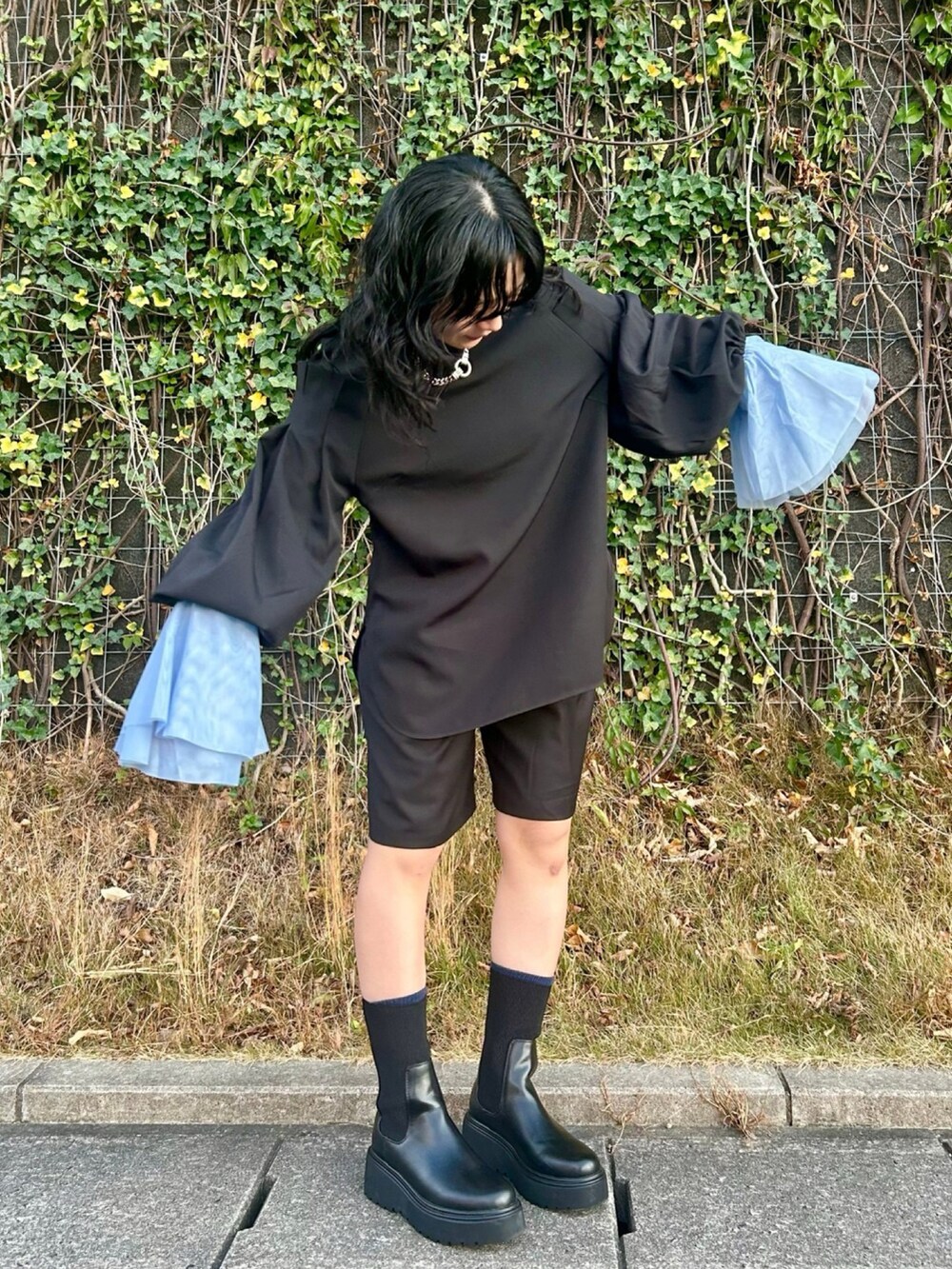 「冬コーデ、シンプル、モノトーン、ボリューム袖、チュール、ハーフパンツ、ブーツ、オールブラック、ブラック、ブルー、バルーンスリーブ、短パン、短パン小僧」｜「Te chichiのショルダータックブラウス（セットアップ可）（シャツ/ブラウス、ブラック系）」を使った、ttversakaさん（骨格ウェーブ・レディース・152cm）の冬コーディネートの2枚目の写真