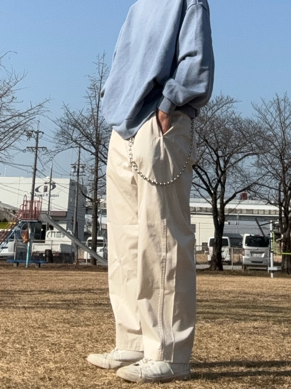 その他のチノパンツ、ブルー系のスウェットを着用したメンズの冬コーディネートの4枚目の写真