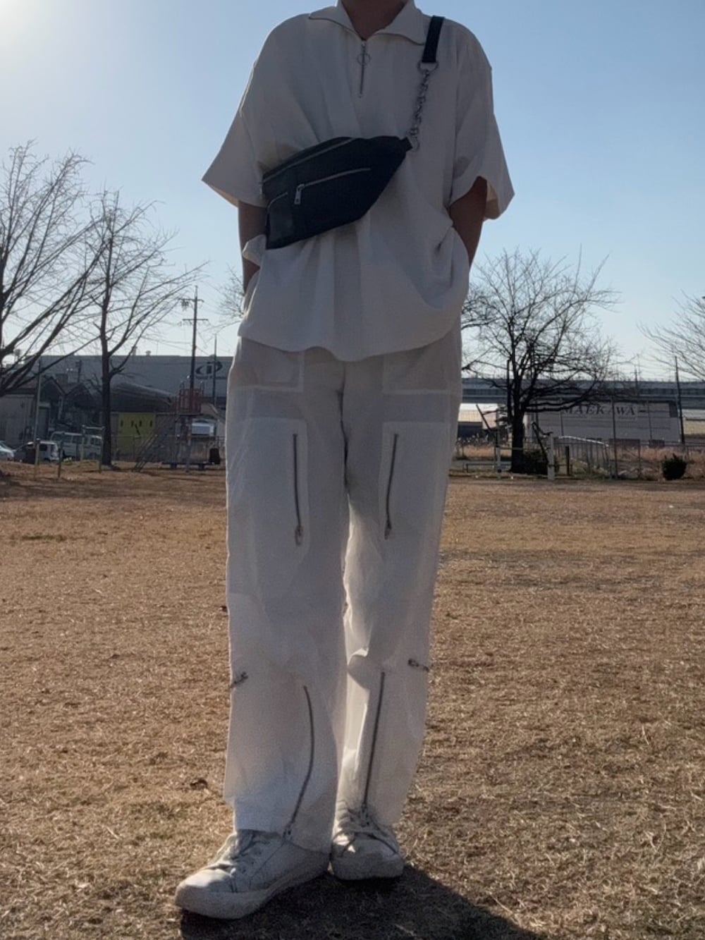 ホワイト系のスニーカー、ホワイト系のカーゴパンツ、ホワイト系のTシャツ/カットソーを着用したメンズの冬コーディネートの3枚目の写真