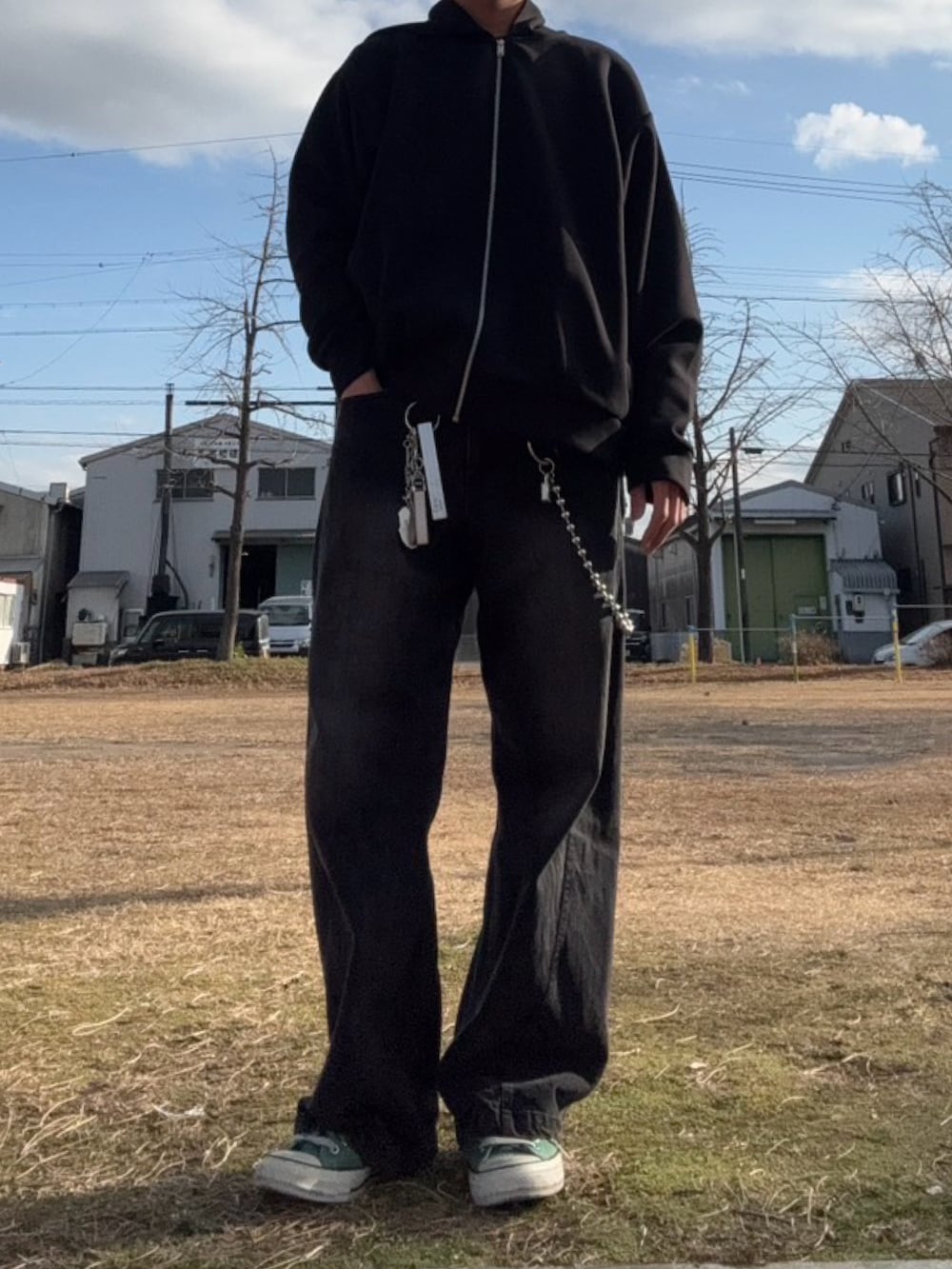 ブラック系のデニムパンツ、グリーン系のスニーカー、シルバー系のウォレットチェーンを着用したメンズの冬コーディネートの3枚目の写真