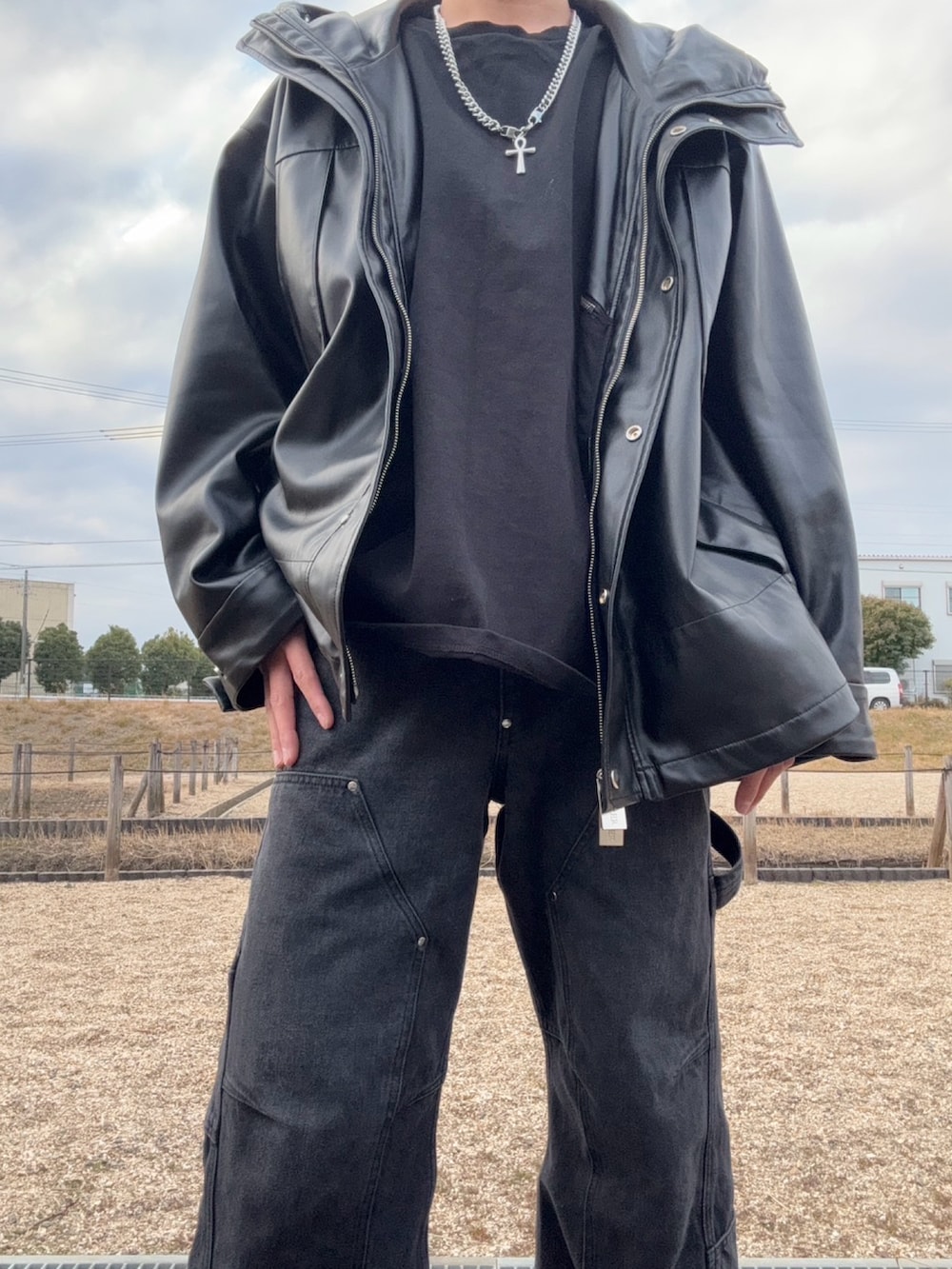 ホワイト系のTシャツ/カットソー、ブラック系のマウンテンパーカー、ブラック系のデニムパンツを着用したメンズの冬コーディネートの2枚目の写真