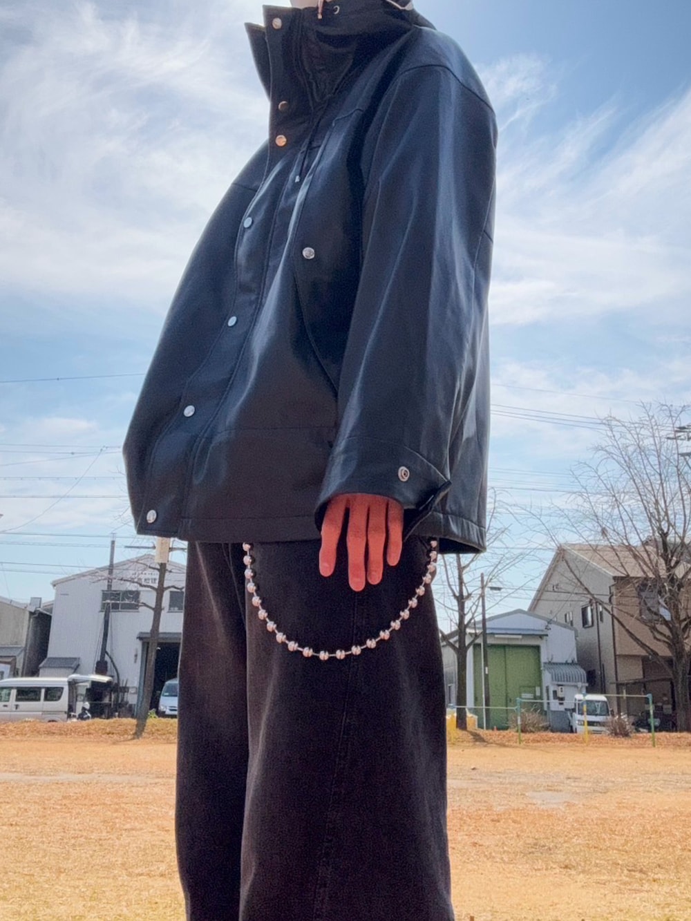 ブラック系のデニムパンツ、ブラック系のマウンテンパーカーを着用したメンズの冬コーディネートの3枚目の写真