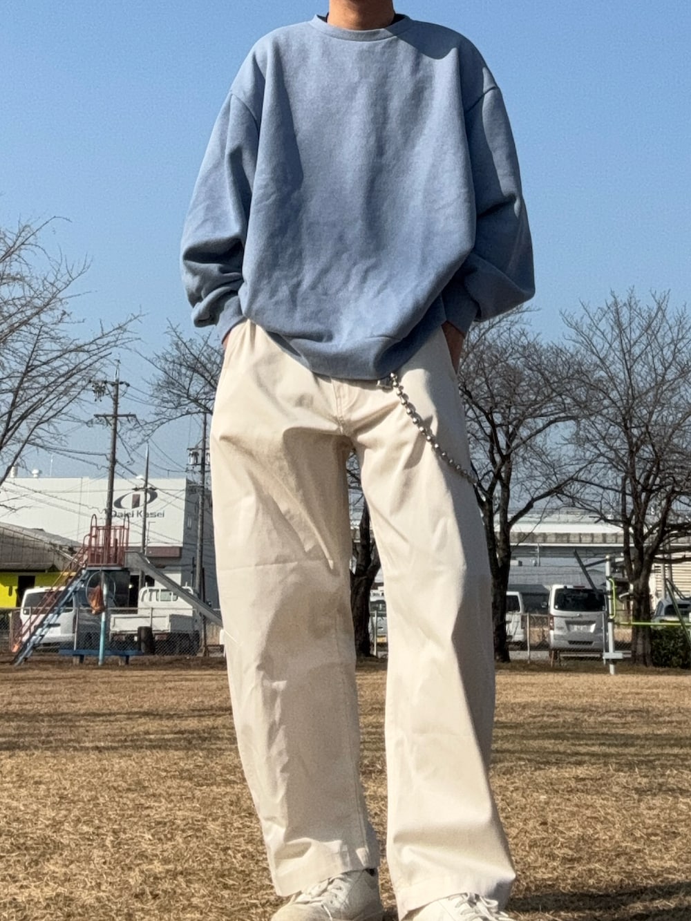 その他のチノパンツ、ブルー系のスウェットを着用したメンズの冬コーディネートの3枚目の写真