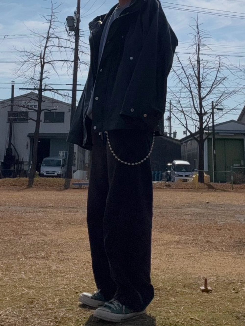 ブラック系のデニムパンツ、ブラック系のマウンテンパーカーを着用したメンズの冬コーディネートの4枚目の写真