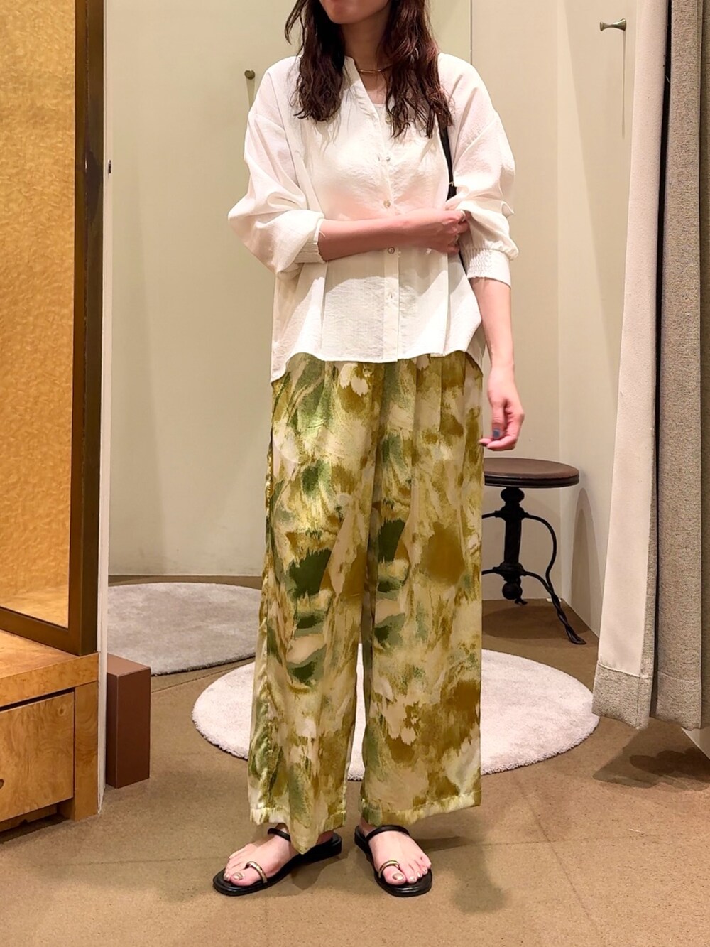 ホワイト系のシャツ/ブラウス、グリーン系のその他パンツを着用したレディースの春コーディネートの3枚目の写真