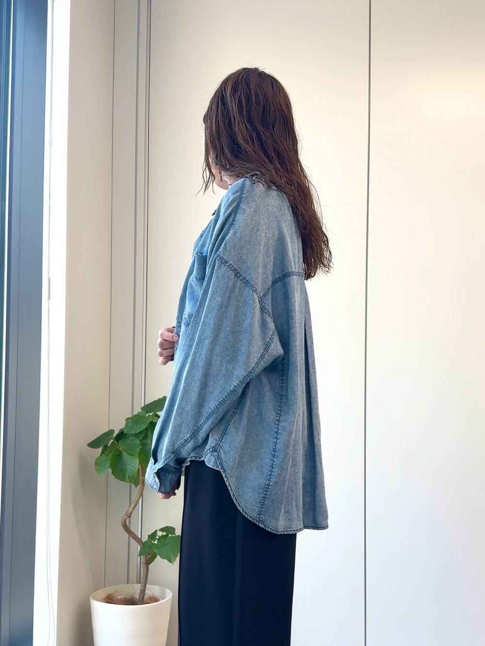 ブルー系のシャツ/ブラウス、ホワイト系のキャミソール、ブラック系のその他パンツを着用したレディースの春コーディネートの3枚目の写真