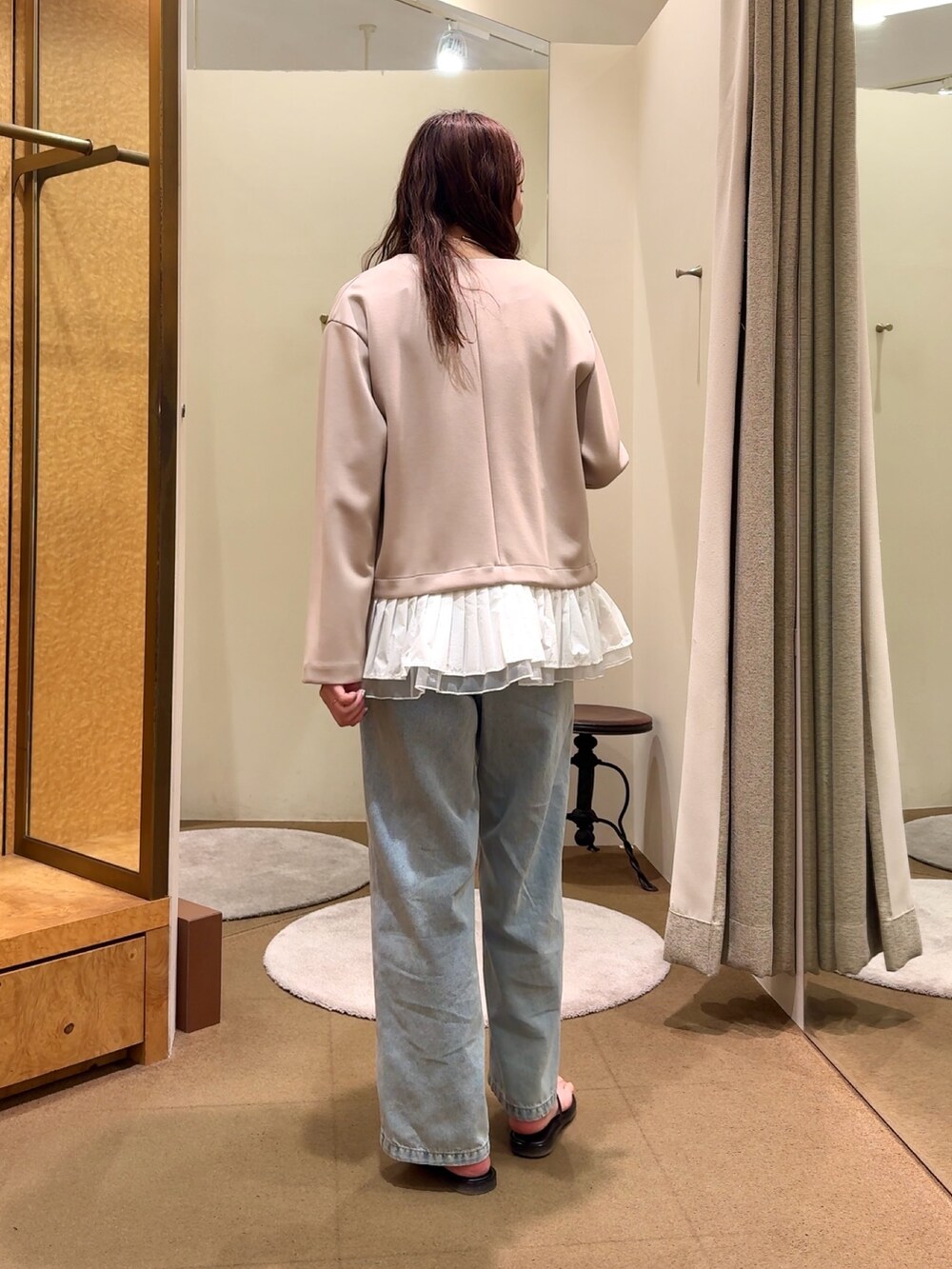 ブルー系のデニムパンツ、ホワイト系のキャミソールを着用したレディースの春コーディネートの6枚目の写真