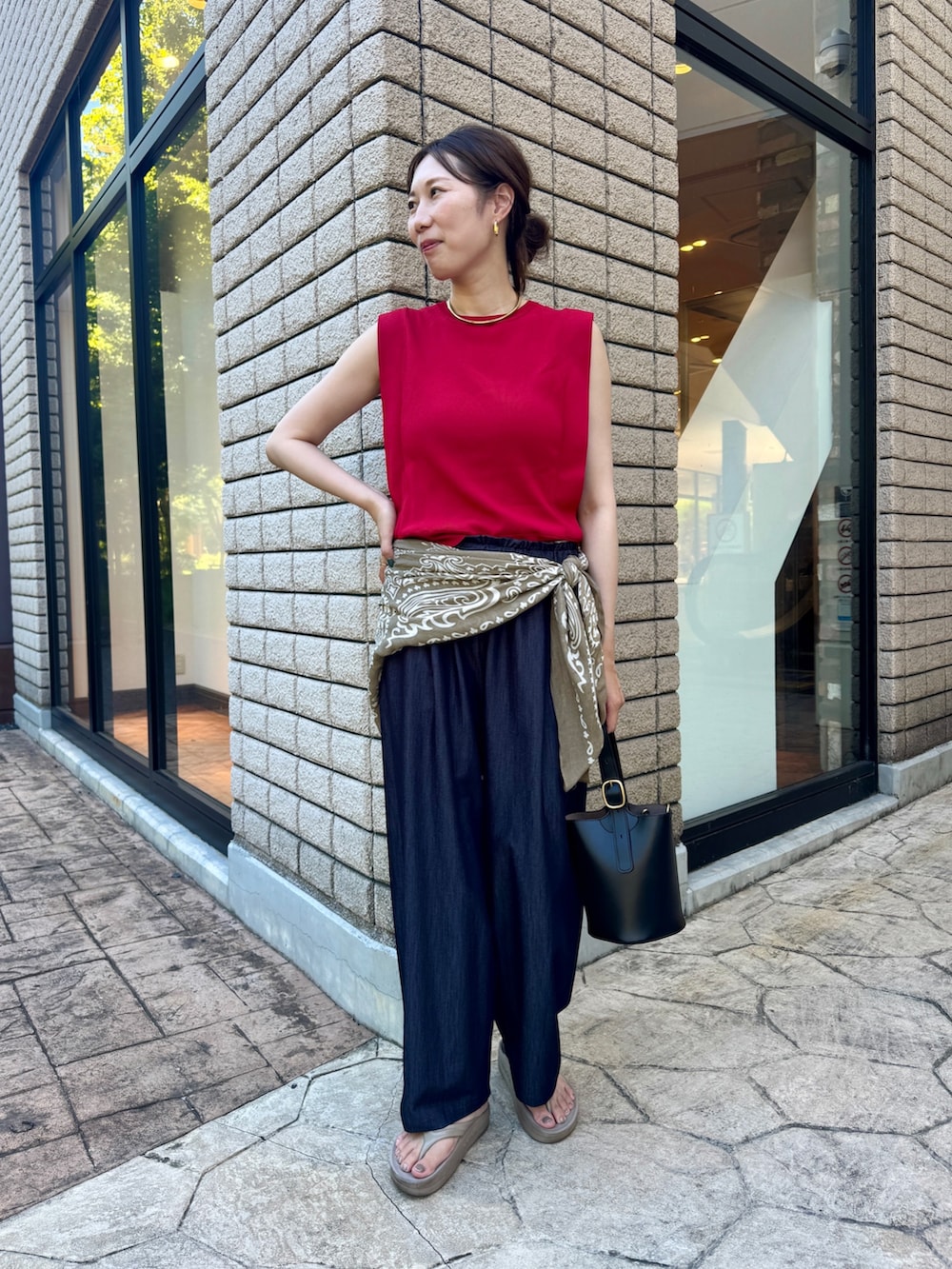 「Jena espace merveilleuxのスクエアノースリニット（ニット/セーター、レッド系）」を使った、jenachikaさん（骨格ウェーブ・レディース・166cm）の夏コーディネートの2枚目の写真