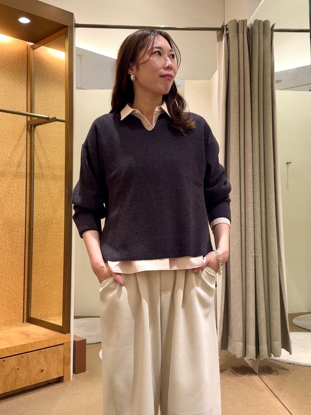 グレー系のニット/セーター、ピンク系のシャツ/ブラウス、ホワイト系のその他パンツを着用したレディースの冬コーディネートの2枚目の写真