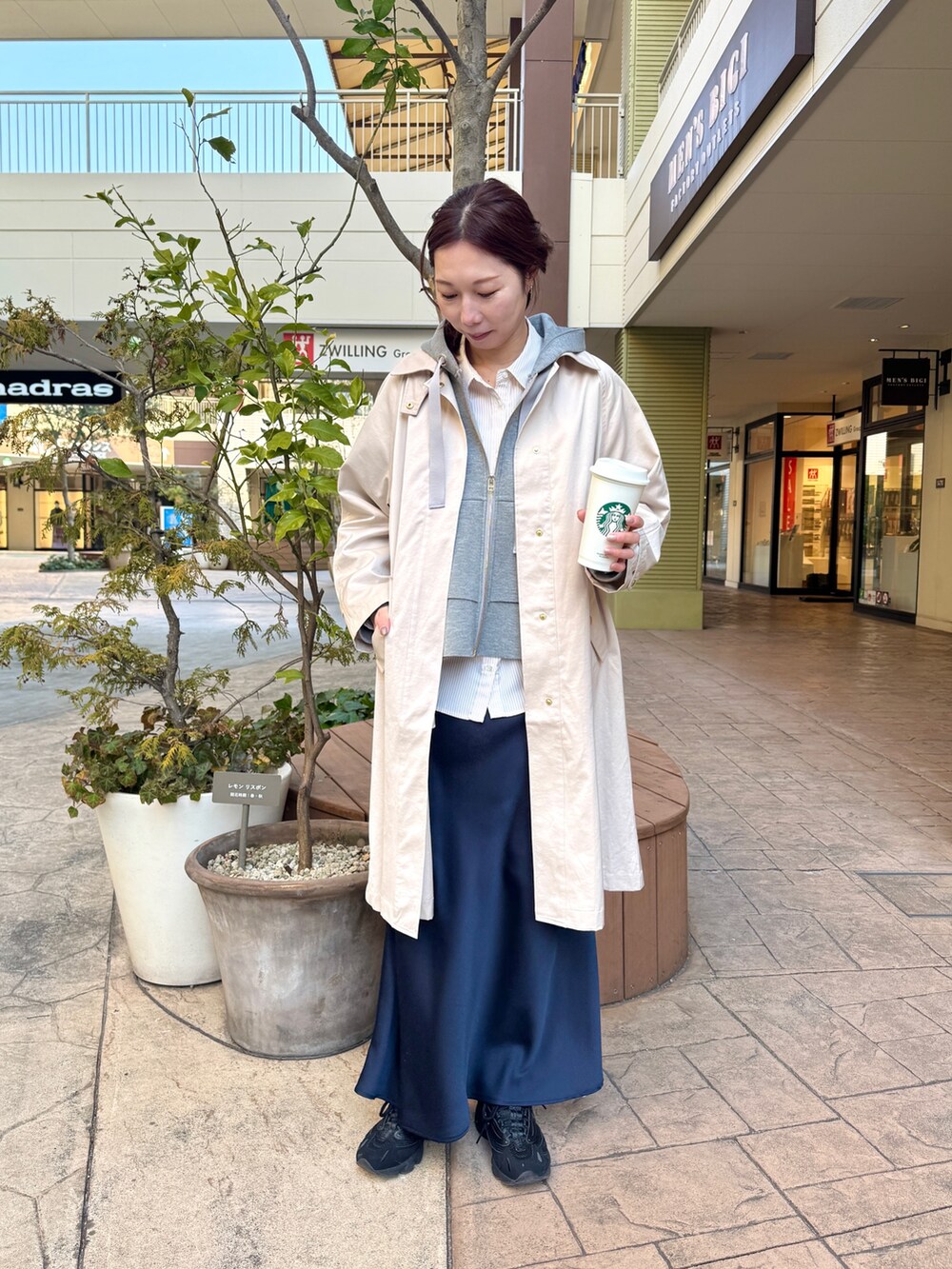 ブルー系のスカート、グレー系のパーカー、ベージュ系のシャツ/ブラウスを着用したレディースの冬コーディネートの2枚目の写真