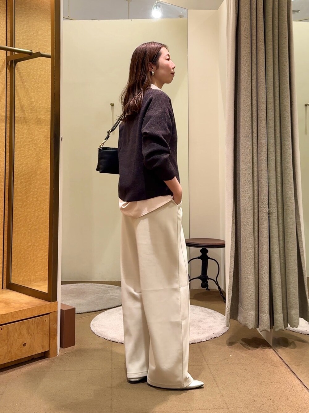 グレー系のニット/セーター、ピンク系のシャツ/ブラウス、ホワイト系のその他パンツを着用したレディースの冬コーディネートの3枚目の写真