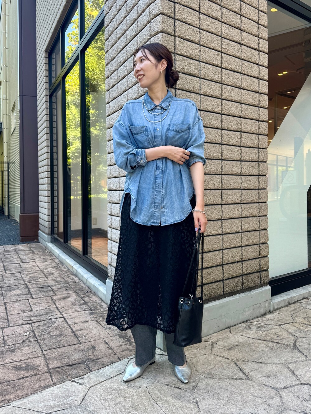 ブルー系のシャツ/ブラウス、グレー系のその他パンツ、ブラック系のワンピースを着用したレディースの夏コーディネートの2枚目の写真