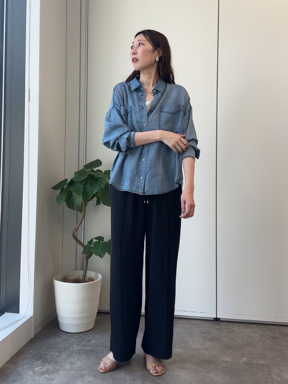 ブルー系のシャツ/ブラウス、ホワイト系のキャミソール、ブラック系のその他パンツを着用したレディースの春コーディネートの2枚目の写真