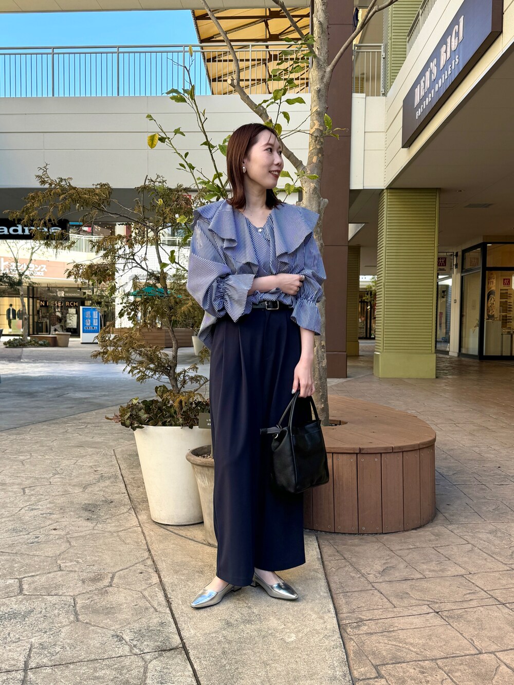 ブルー系のシャツ/ブラウス、ブルー系のその他パンツ、シルバー系のパンプスを着用したレディースの冬コーディネートの2枚目の写真