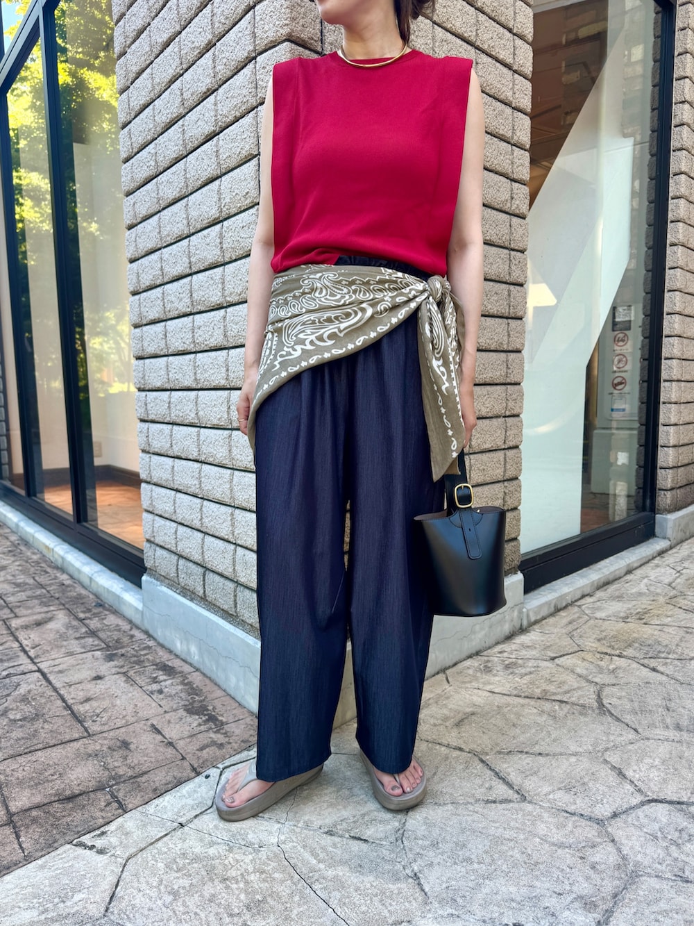 「Jena espace merveilleuxのスクエアノースリニット（ニット/セーター、レッド系）」を使った、jenachikaさん（骨格ウェーブ・レディース・166cm）の夏コーディネートの3枚目の写真