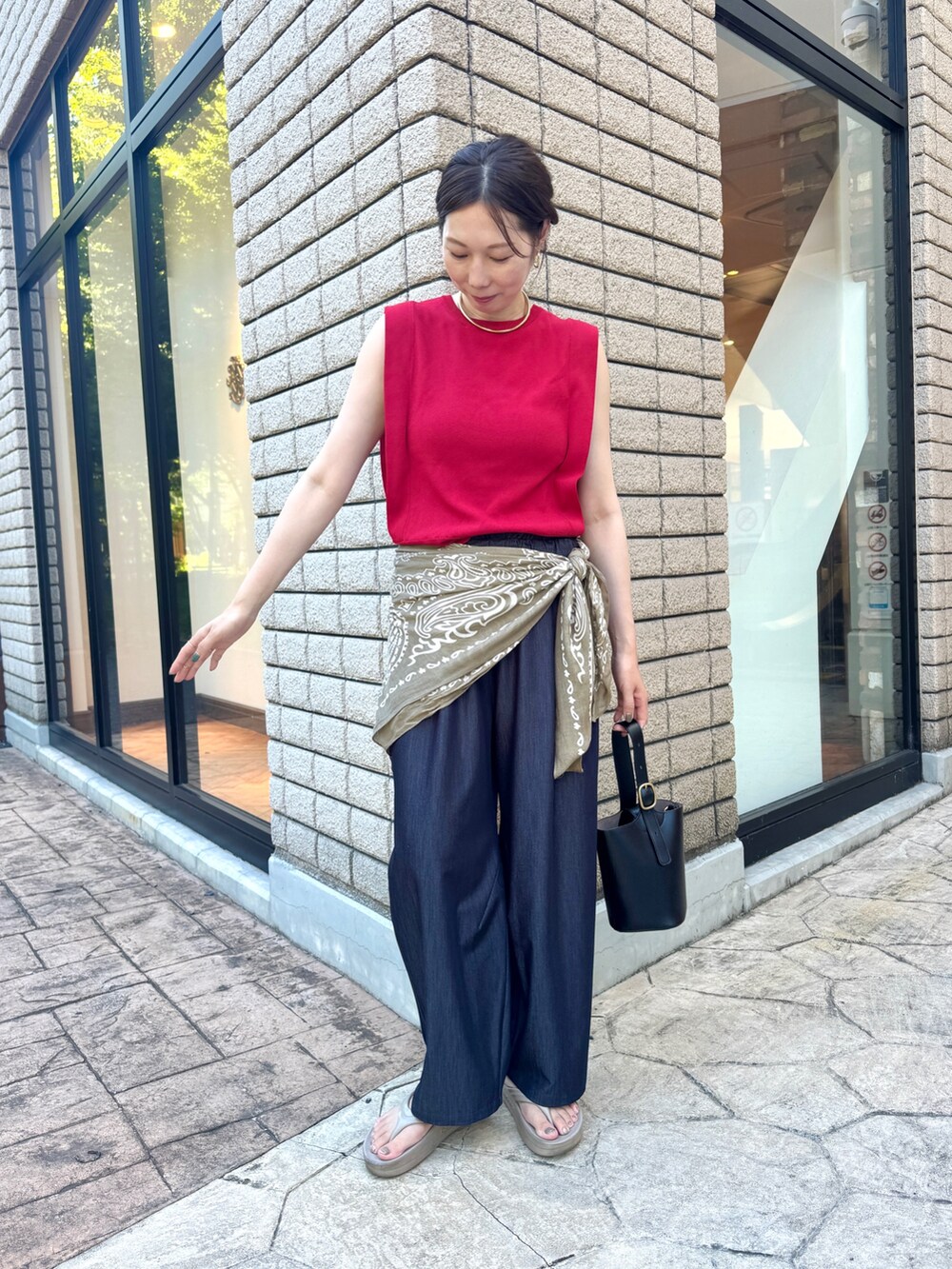 「Jena espace merveilleuxのスクエアノースリニット（ニット/セーター、レッド系）」を使った、jenachikaさん（骨格ウェーブ・レディース・166cm）の夏コーディネートの5枚目の写真