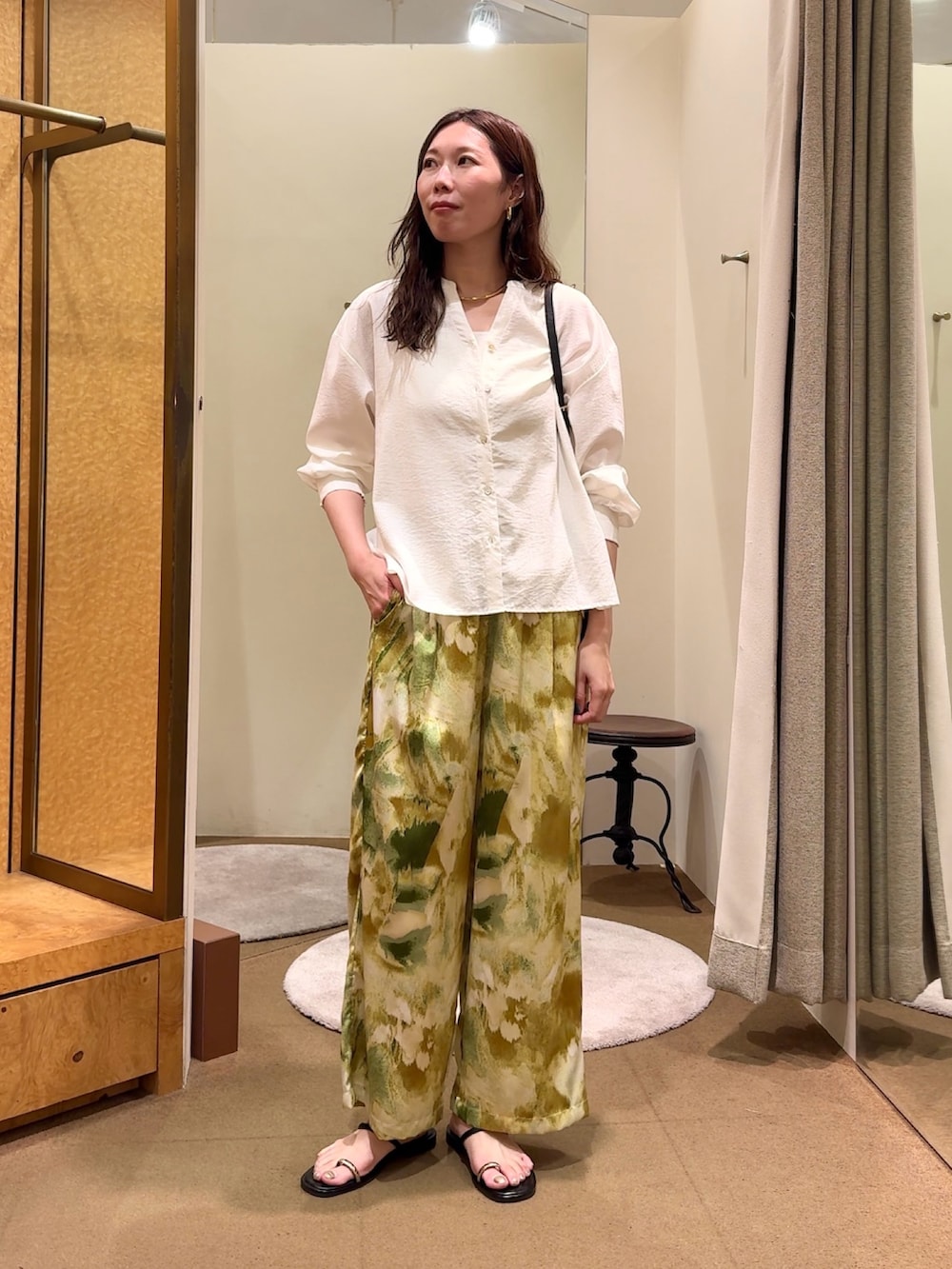 ホワイト系のシャツ/ブラウス、グリーン系のその他パンツを着用したレディースの春コーディネートの2枚目の写真