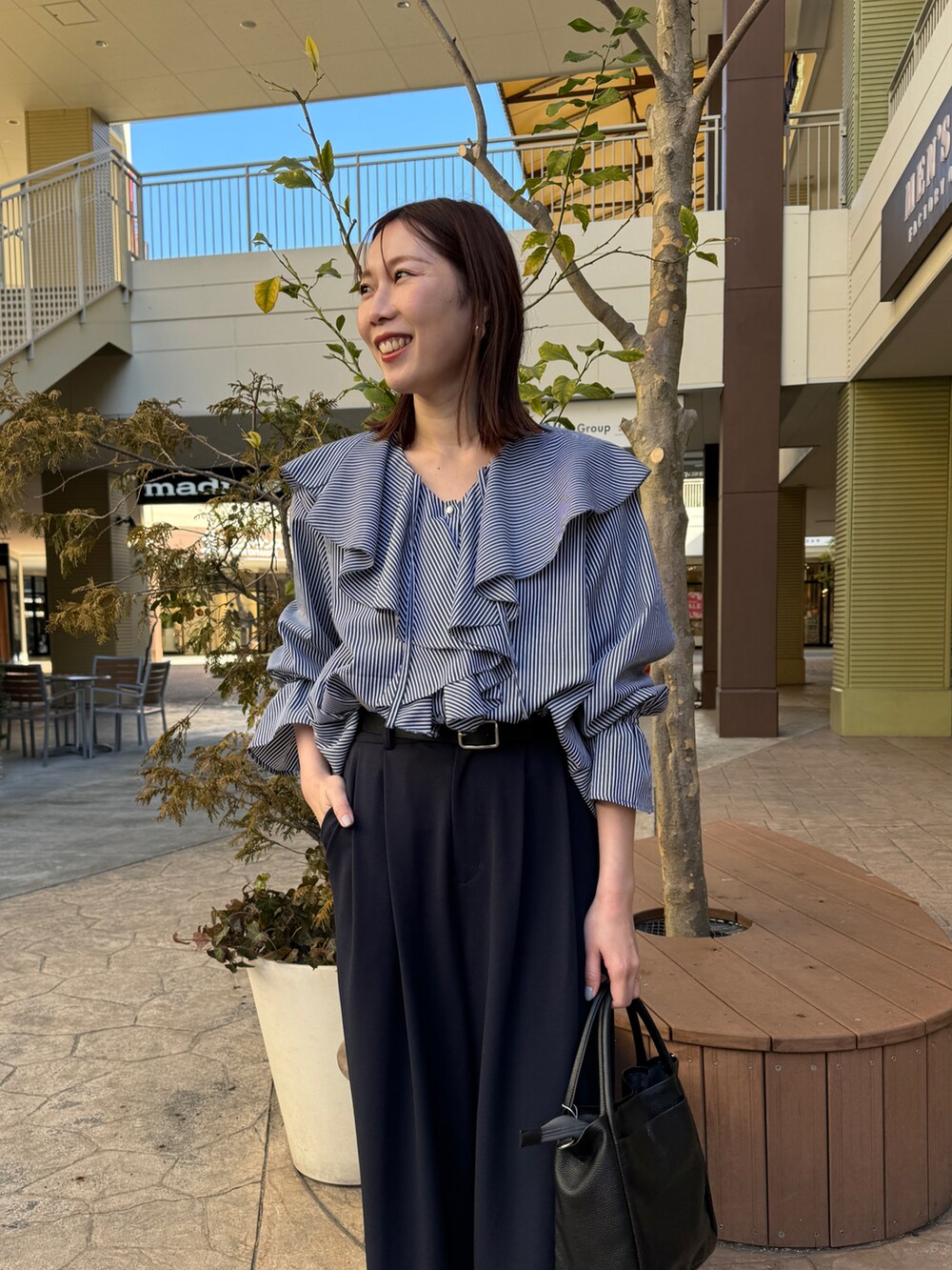 ブルー系のシャツ/ブラウス、ブルー系のその他パンツ、シルバー系のパンプスを着用したレディースの冬コーディネートの4枚目の写真