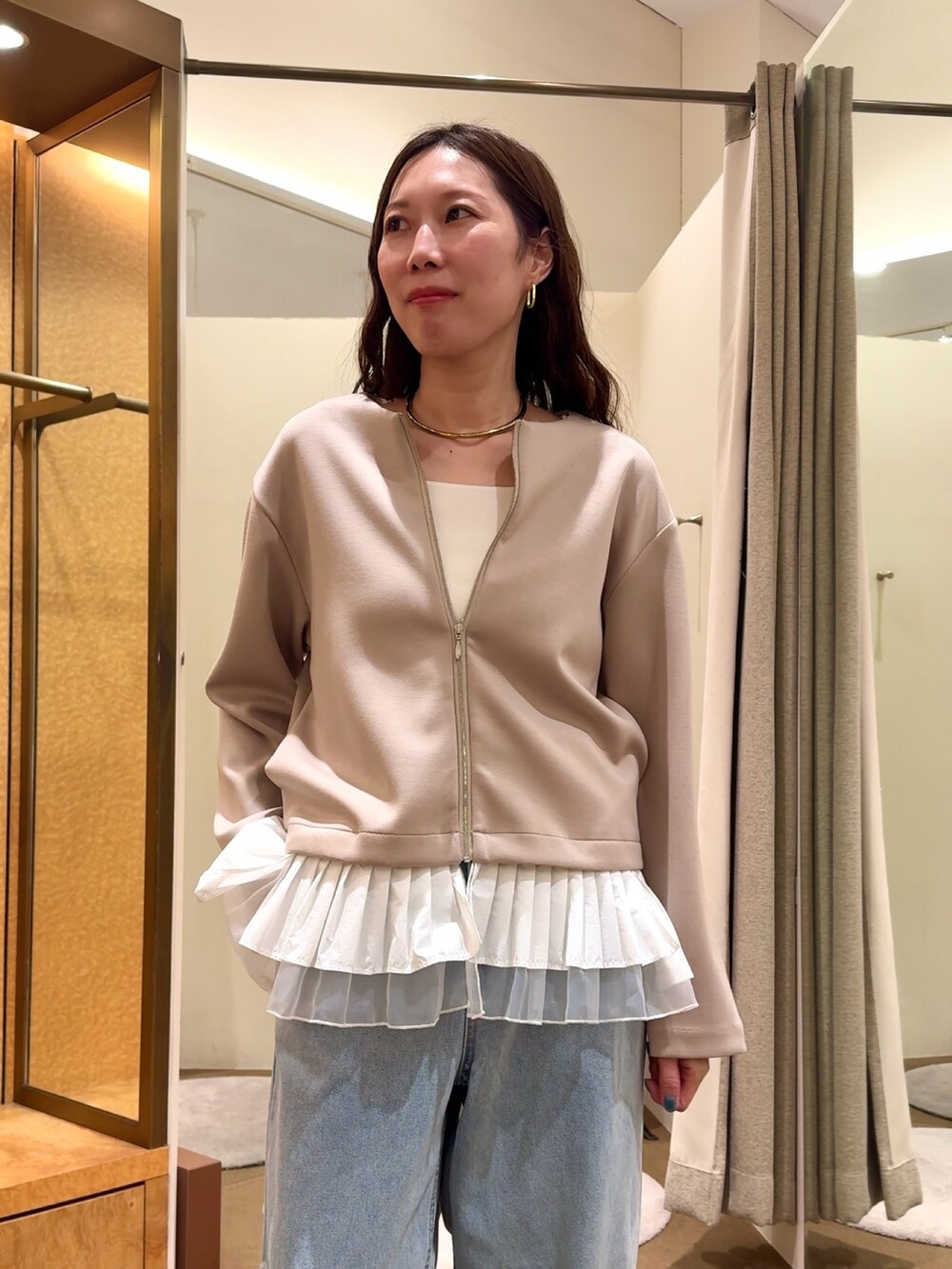 ブルー系のデニムパンツ、ホワイト系のキャミソールを着用したレディースの春コーディネートの3枚目の写真