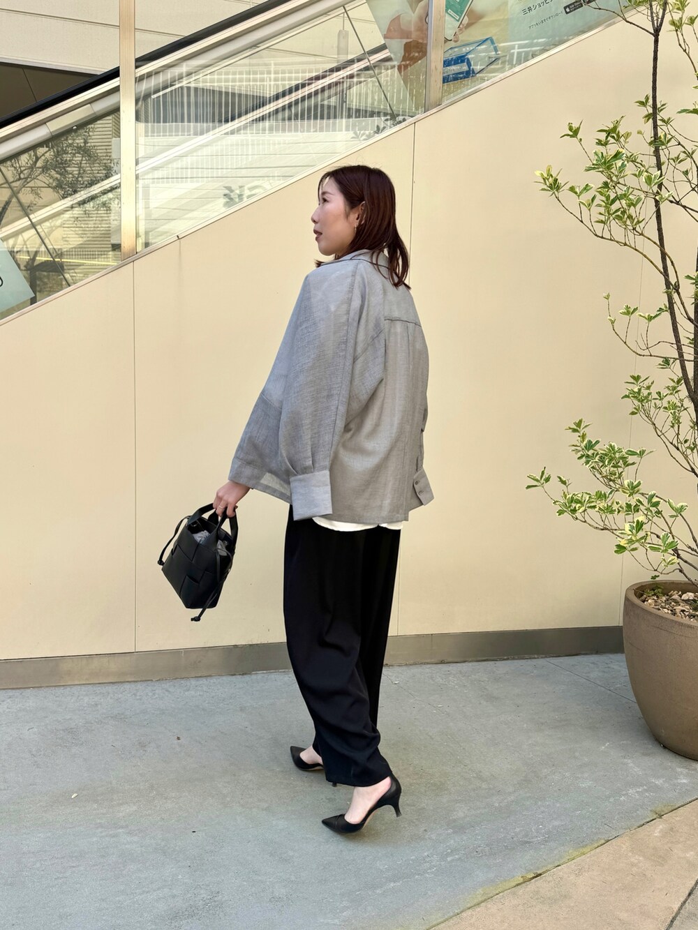ブラック系のその他パンツ、ホワイト系のシャツ/ブラウス、グレー系のテーラードジャケットを着用したレディースの春コーディネートの4枚目の写真