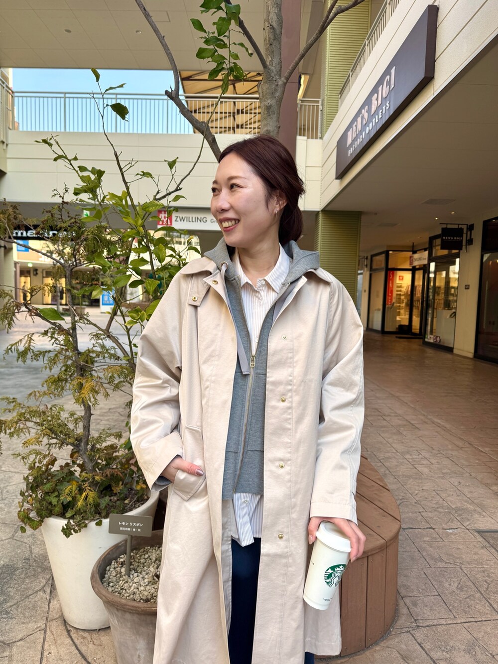 ブルー系のスカート、グレー系のパーカー、ベージュ系のシャツ/ブラウスを着用したレディースの冬コーディネートの3枚目の写真