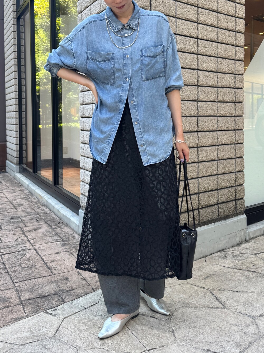 ブルー系のシャツ/ブラウス、グレー系のその他パンツ、ブラック系のワンピースを着用したレディースの夏コーディネートの4枚目の写真