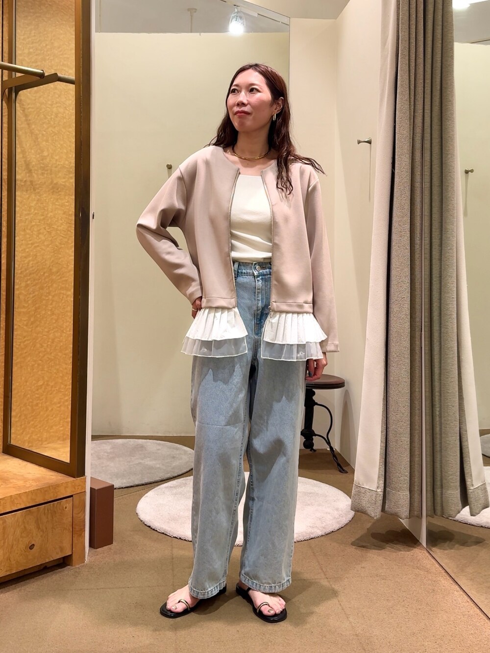 ブルー系のデニムパンツ、ホワイト系のキャミソールを着用したレディースの春コーディネートの2枚目の写真