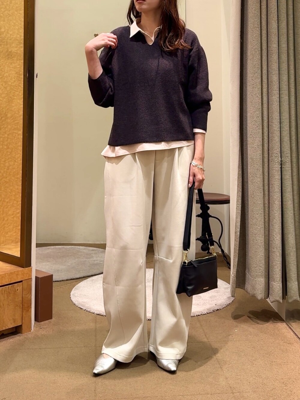 グレー系のニット/セーター、ピンク系のシャツ/ブラウス、ホワイト系のその他パンツを着用したレディースの冬コーディネートの4枚目の写真