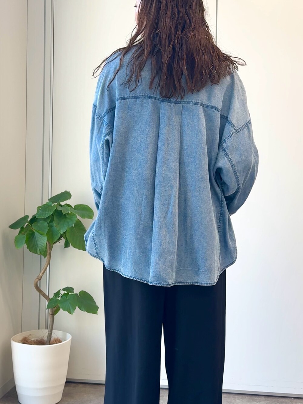 ブルー系のシャツ/ブラウス、ホワイト系のキャミソール、ブラック系のその他パンツを着用したレディースの春コーディネートの4枚目の写真