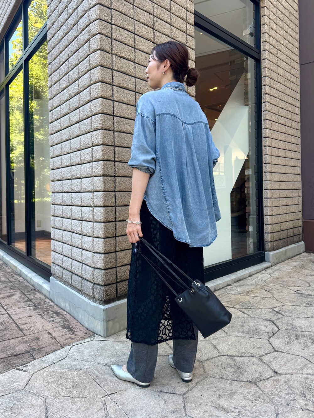 ブルー系のシャツ/ブラウス、グレー系のその他パンツ、ブラック系のワンピースを着用したレディースの夏コーディネートの3枚目の写真