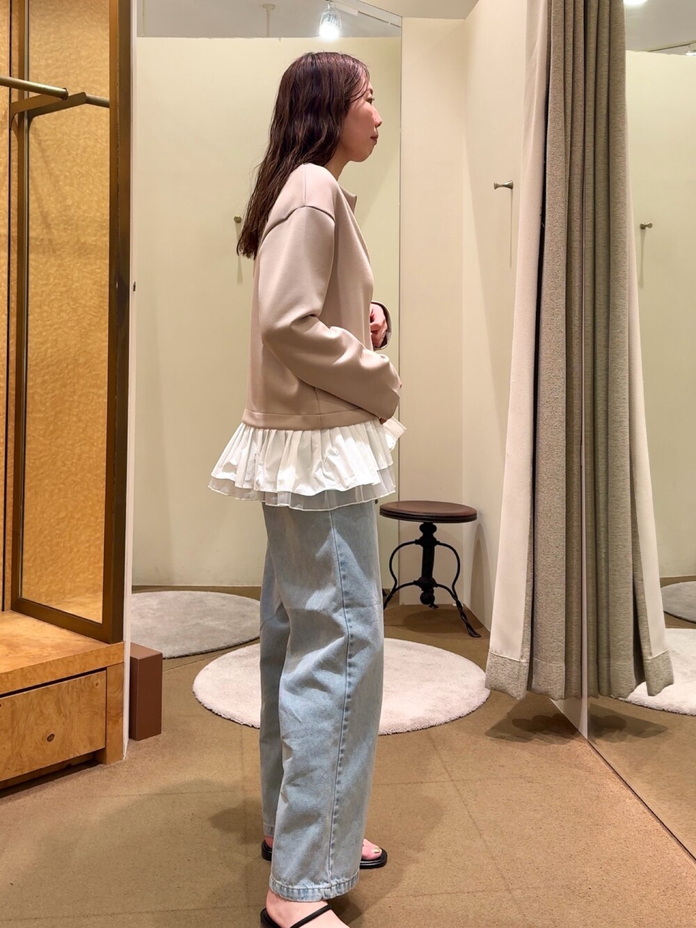 ブルー系のデニムパンツ、ホワイト系のキャミソールを着用したレディースの春コーディネートの4枚目の写真