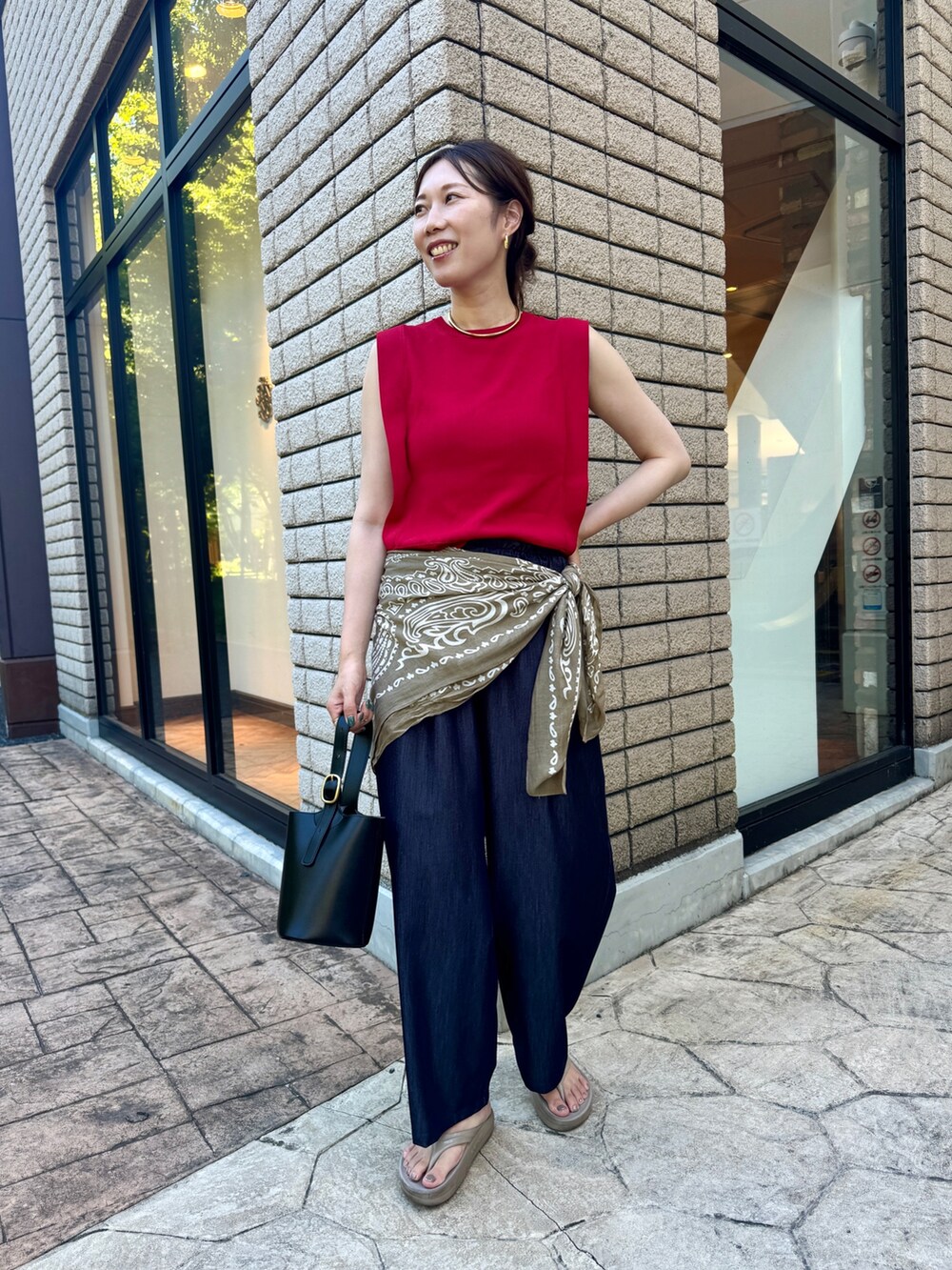 「Jena espace merveilleuxのスクエアノースリニット（ニット/セーター、レッド系）」を使った、jenachikaさん（骨格ウェーブ・レディース・166cm）の夏コーディネートの4枚目の写真