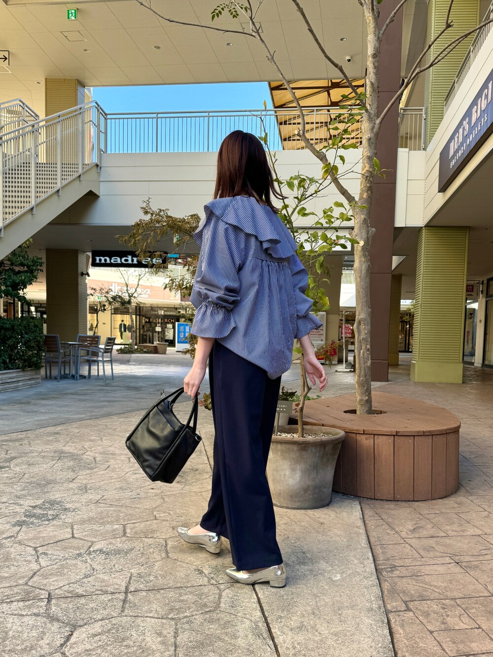 ブルー系のシャツ/ブラウス、ブルー系のその他パンツ、シルバー系のパンプスを着用したレディースの冬コーディネートの3枚目の写真