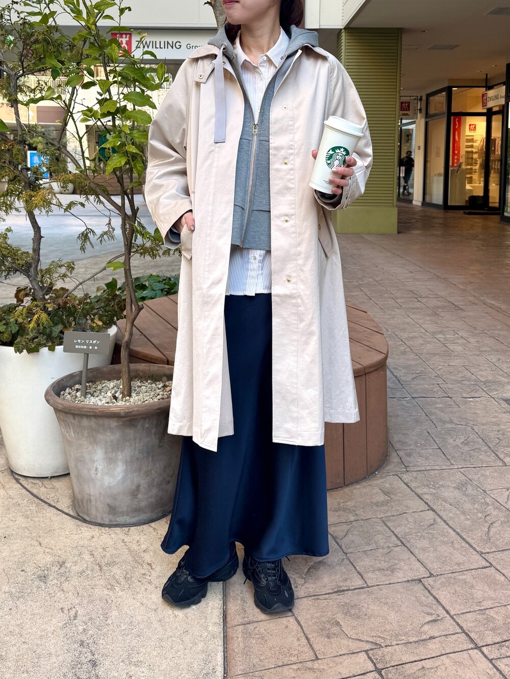 ブルー系のスカート、グレー系のパーカー、ベージュ系のシャツ/ブラウスを着用したレディースの冬コーディネートの4枚目の写真