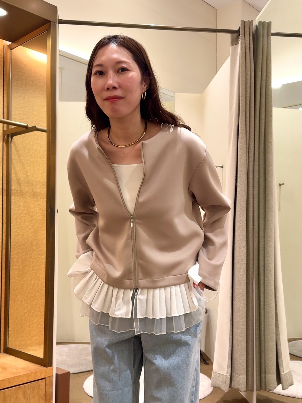 ブルー系のデニムパンツ、ホワイト系のキャミソールを着用したレディースの春コーディネートの5枚目の写真