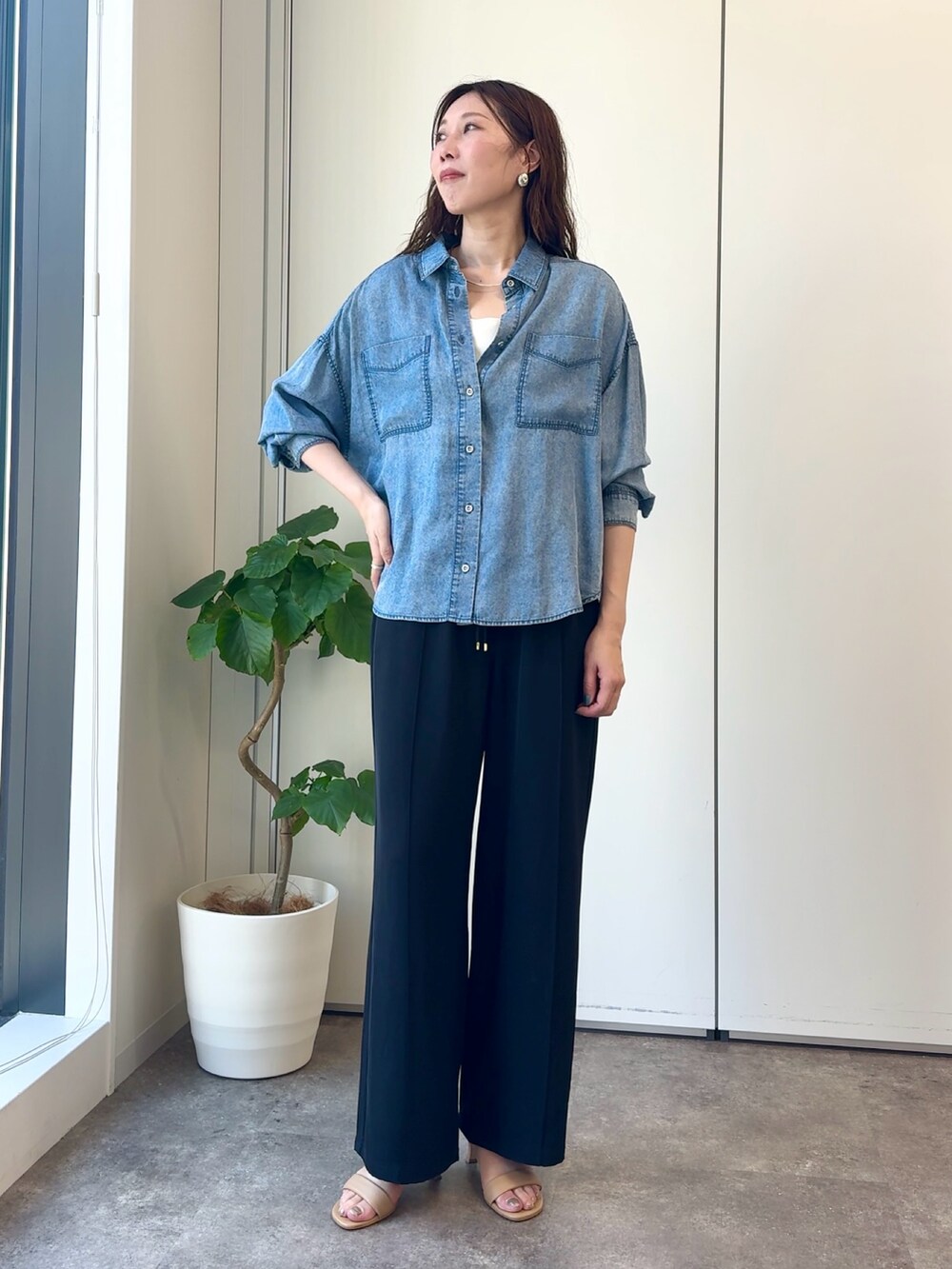 ブルー系のシャツ/ブラウス、ホワイト系のキャミソール、ブラック系のその他パンツを着用したレディースの春コーディネートの5枚目の写真