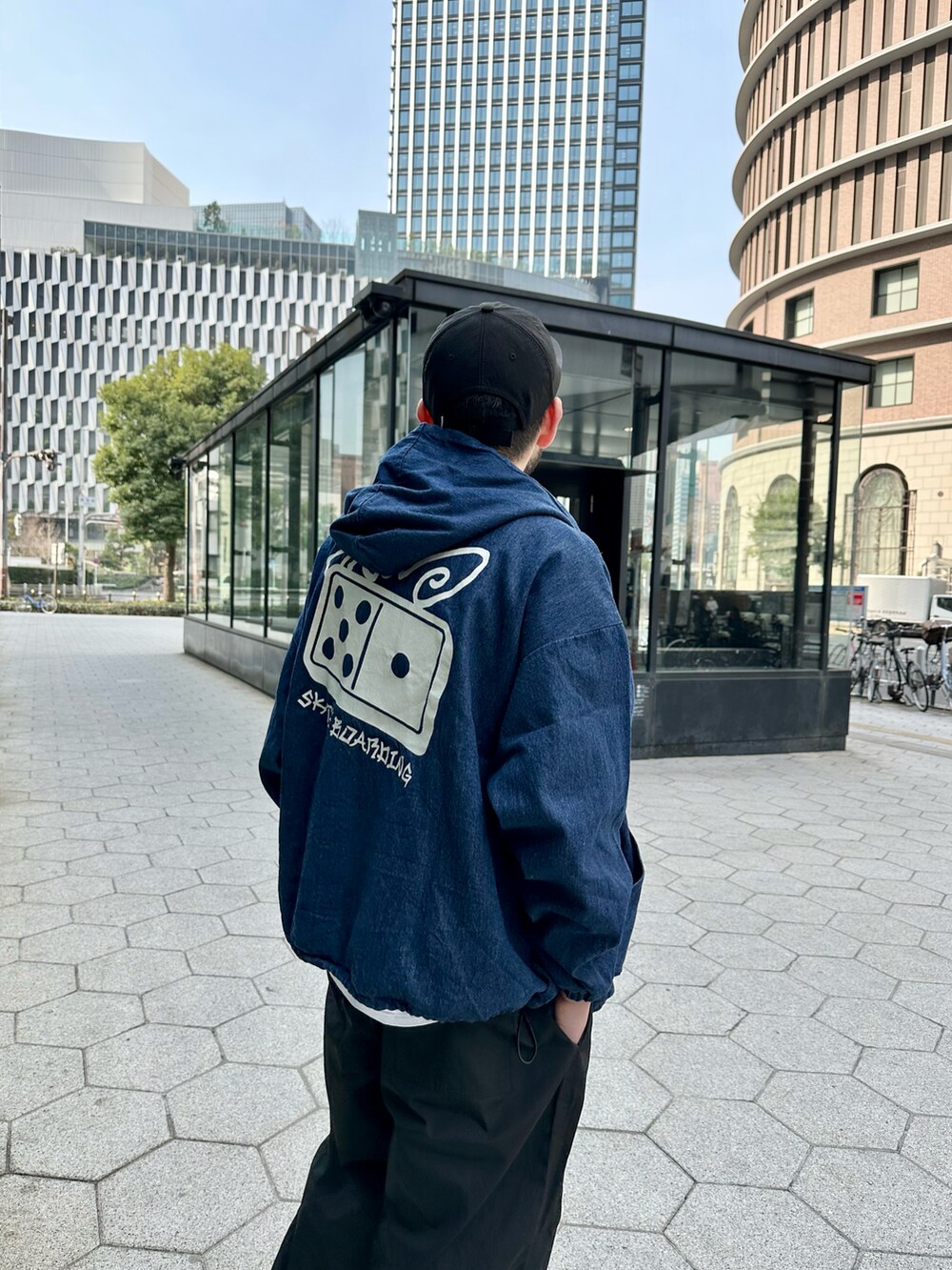 「WHO’S WHO gallery、ストリート、ストリートコーデ、ジップパーカ、ワイドパンツ、パラシュートパンツ、イージーパンツ、スラックス、デニムジャケット、OBEY、リーボック(Reebok)、スニーカー、サングラス」｜「OBEYのOBEY/オベイ　エステルリップ ロゴプリント入り ジェットキャップ（キャップ、ブラック系）」を使った、tkmwwgさん（メンズ・172cm）の春コーディネートの3枚目の写真