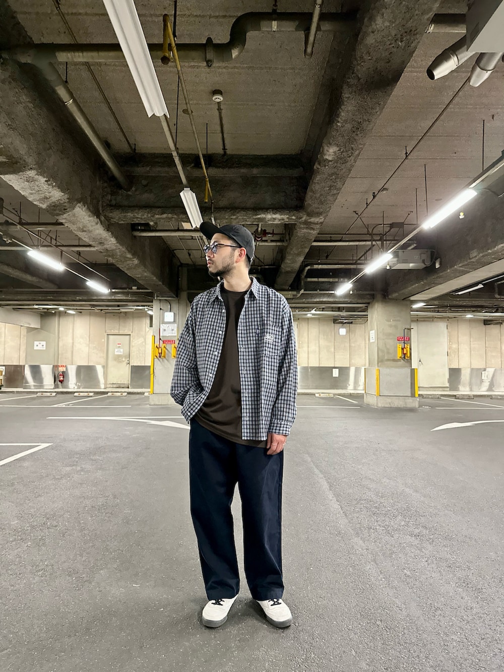 ブルー系のシャツ/ブラウス、ブラウン系のTシャツ/カットソー、ブルー系のチノパンツを着用したメンズの春コーディネートの2枚目の写真