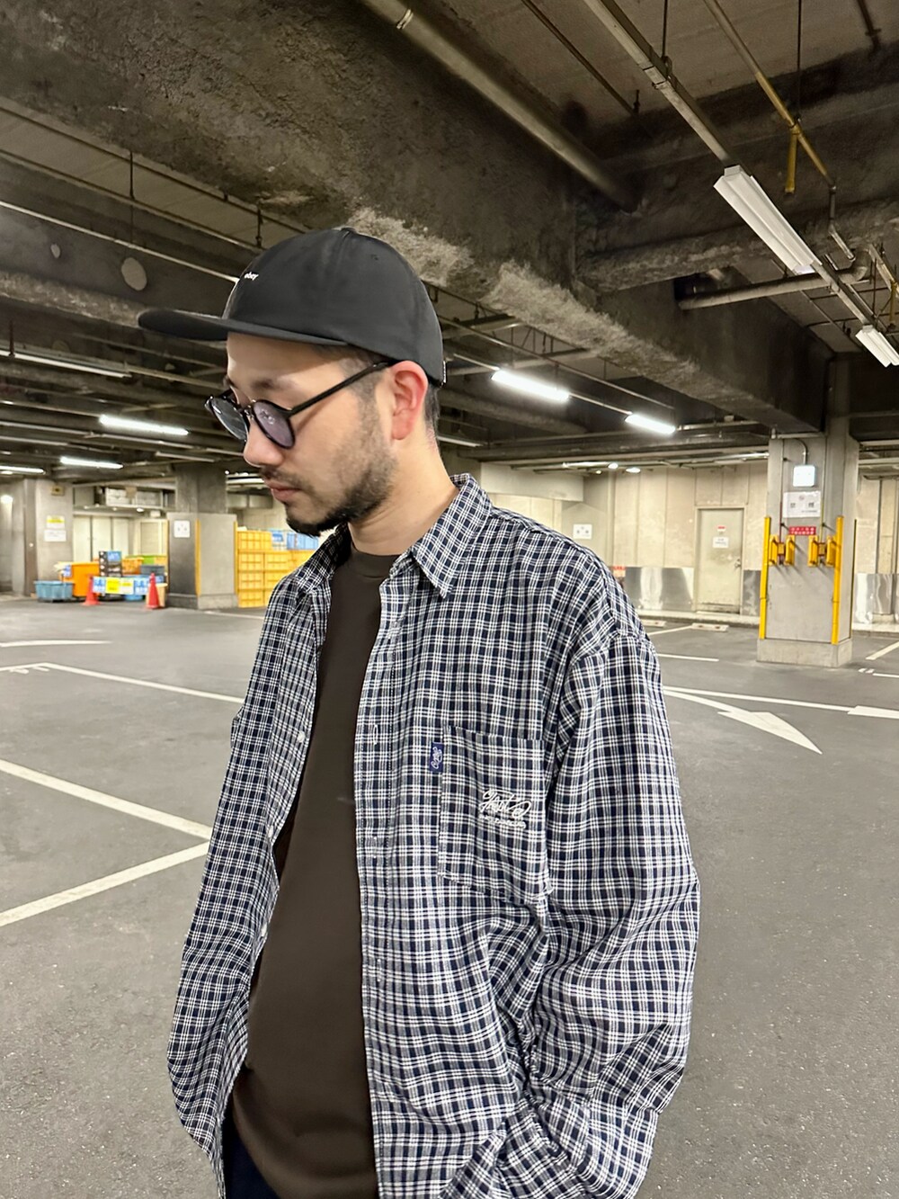 ブルー系のシャツ/ブラウス、ブラウン系のTシャツ/カットソー、ブルー系のチノパンツを着用したメンズの春コーディネートの5枚目の写真