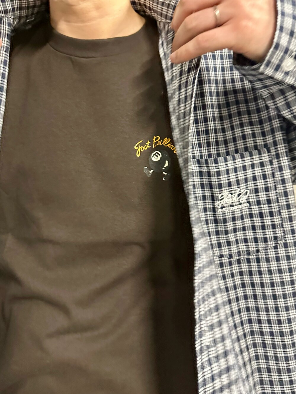 ブルー系のシャツ/ブラウス、ブラウン系のTシャツ/カットソー、ブルー系のチノパンツを着用したメンズの春コーディネートの4枚目の写真