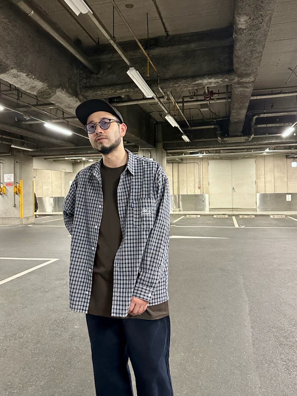 ブルー系のシャツ/ブラウス、ブラウン系のTシャツ/カットソー、ブルー系のチノパンツを着用したメンズの春コーディネートの3枚目の写真