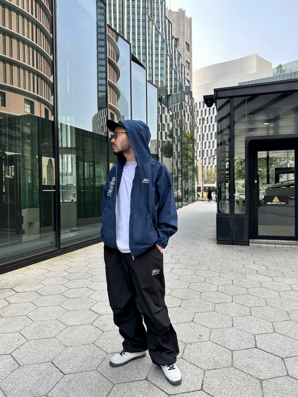 「WHO’S WHO gallery、ストリート、ストリートコーデ、ジップパーカ、ワイドパンツ、パラシュートパンツ、イージーパンツ、スラックス、デニムジャケット、OBEY、リーボック(Reebok)、スニーカー、サングラス」｜「OBEYのOBEY/オベイ　エステルリップ ロゴプリント入り ジェットキャップ（キャップ、ブラック系）」を使った、tkmwwgさん（メンズ・172cm）の春コーディネートの4枚目の写真