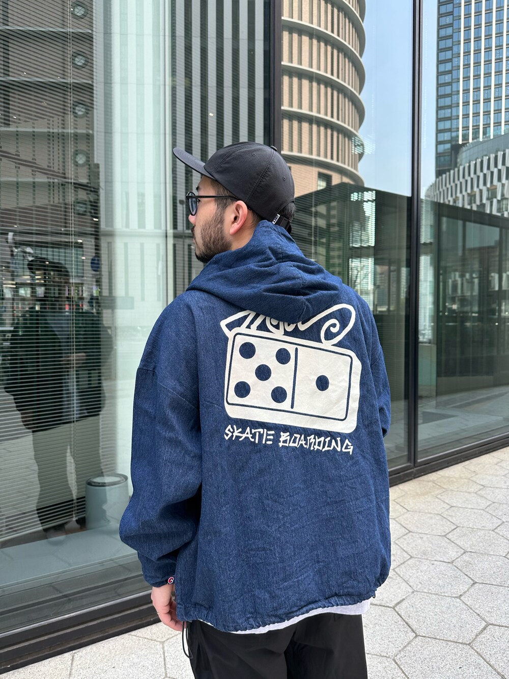 「WHO’S WHO gallery、ストリート、ストリートコーデ、ジップパーカ、ワイドパンツ、パラシュートパンツ、イージーパンツ、スラックス、デニムジャケット、OBEY、リーボック(Reebok)、スニーカー、サングラス」｜「OBEYのOBEY/オベイ　エステルリップ ロゴプリント入り ジェットキャップ（キャップ、ブラック系）」を使った、tkmwwgさん（メンズ・172cm）の春コーディネートの2枚目の写真