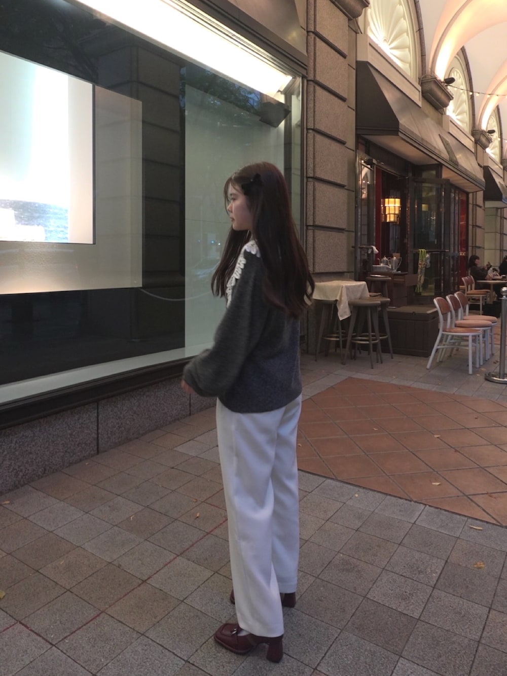 「最近のいい感じコーデ、休日スタイル、大人女子、オトナカジュアル、おしゃれさんと繋がりたい、ニットコーデ、ootd、ゆるコーデ、秋コーデ、冬コーデ、スラックス、カーディガン、襟付きトップス、ローファー、acka」｜「ackaのアイテム（カーディガン/ボレロ、グレー系）」を使った、𝒌𝒐𝒕𝒐𝒏𝒆さん（レディース・154cm）の秋コーディネートの4枚目の写真