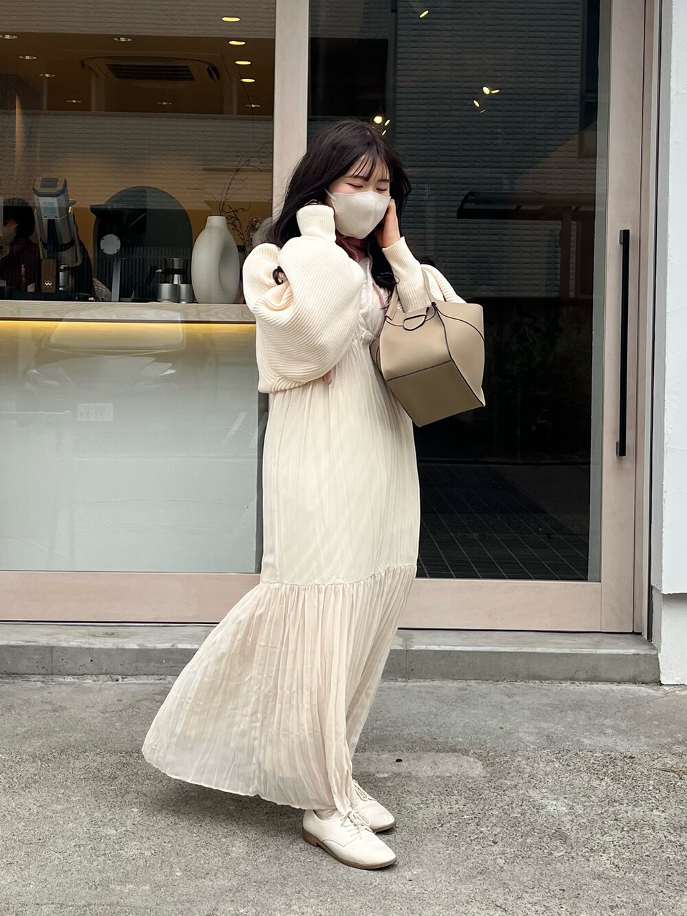 ホワイト系のカーディガン/ボレロ、ホワイト系のワンピース、ホワイト系のドレスシューズを着用したレディースの春コーディネートの2枚目の写真