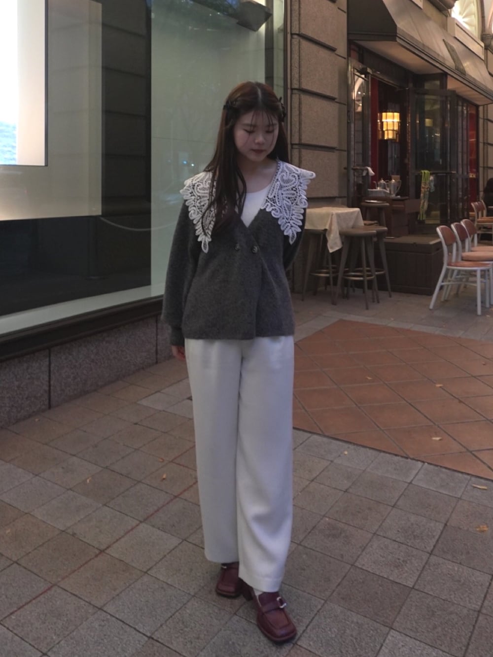 「最近のいい感じコーデ、休日スタイル、大人女子、オトナカジュアル、おしゃれさんと繋がりたい、ニットコーデ、ootd、ゆるコーデ、秋コーデ、冬コーデ、スラックス、カーディガン、襟付きトップス、ローファー、acka」｜「ackaのアイテム（カーディガン/ボレロ、グレー系）」を使った、𝒌𝒐𝒕𝒐𝒏𝒆さん（レディース・154cm）の秋コーディネートの2枚目の写真