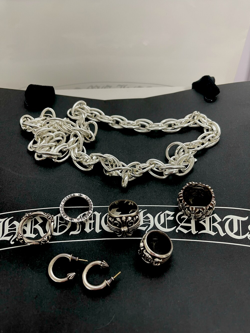 ブラック系のデニムパンツ、ブラック系のローファー、ブルー系のデニムジャケットを着用したメンズの秋コーディネートの4枚目の写真