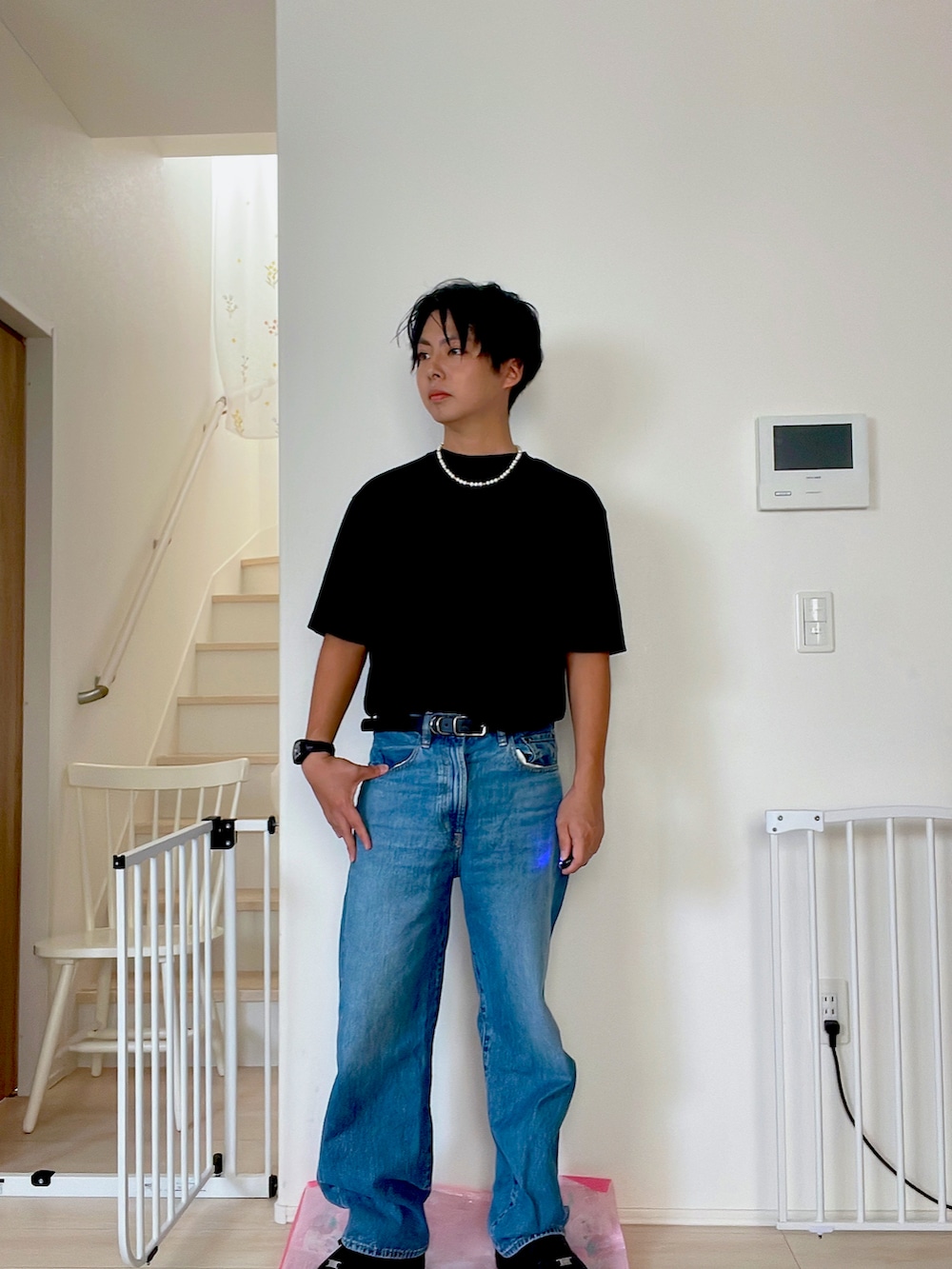 「シンプルコーデ、ラフ、ワイドパンツ、NIKE、黒、着回しコーデ、服好きな人と繋がりたい、GU、らふこーで、アクセサリー」｜「UNIQLOのリラックスフィットクルーネックT（半袖）（Tシャツ/カットソー、ブラック系）」を使った、おにぃさん（メンズ・172cm）の秋コーディネートの2枚目の写真